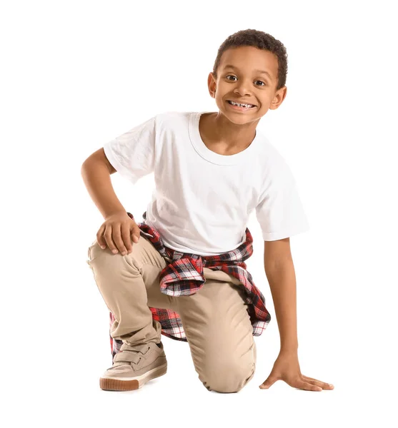 Bonito menino afro-americano na moda no fundo branco — Fotografia de Stock