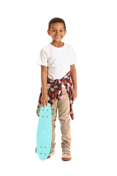 Bonito menino afro-americano na moda com skate no fundo branco — Fotografia de Stock