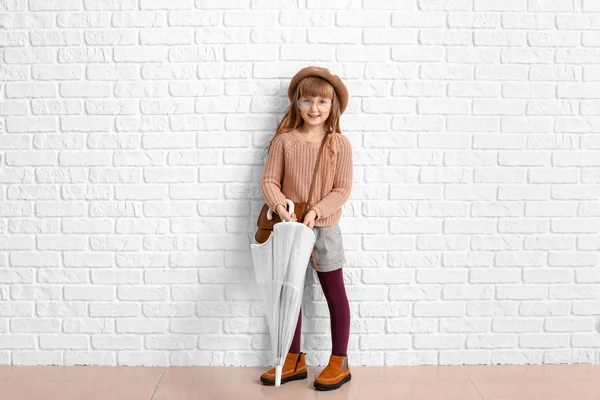 Menina elegante bonito com guarda-chuva perto da parede de tijolo branco — Fotografia de Stock