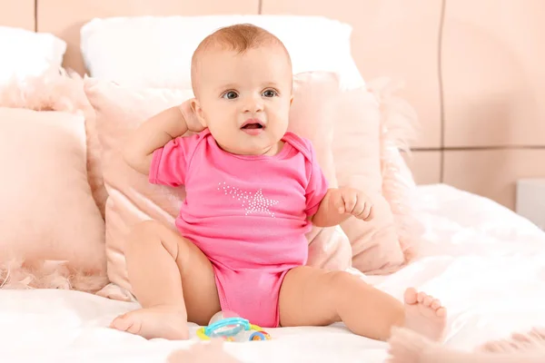 Retrato de lindo bebé en la cama en casa — Foto de Stock