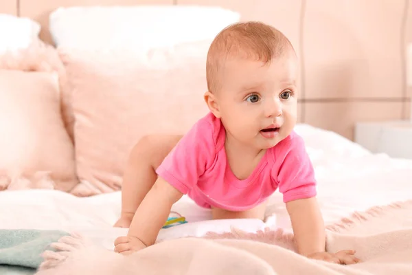 Retrato de lindo bebé en la cama en casa — Foto de Stock