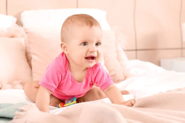 Porträt eines süßen kleinen Babys im heimischen Bett — Stockfoto