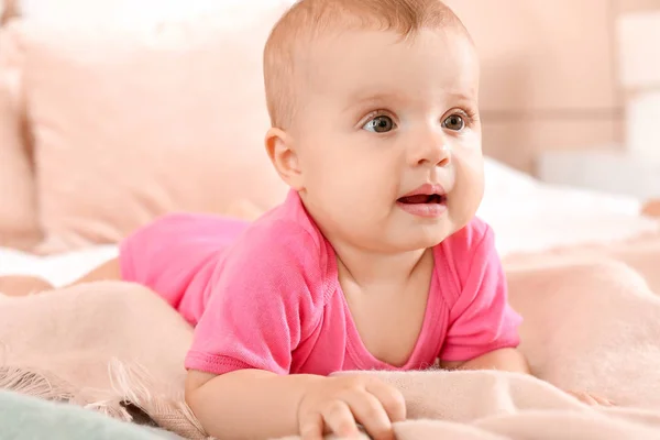 Retrato de lindo bebé en la cama en casa — Foto de Stock