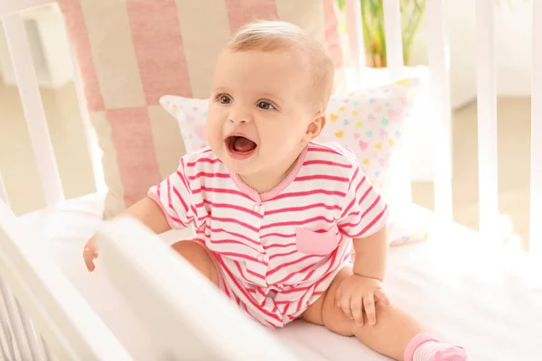 Retrato de lindo bebé en cuna en casa — Foto de Stock