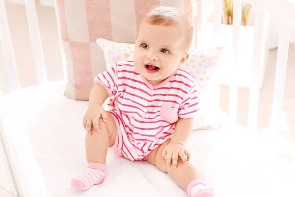 Retrato de lindo bebé en cuna en casa — Foto de Stock