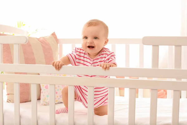 Porträt des süßen kleinen Babys im heimischen Kinderbett — Stockfoto