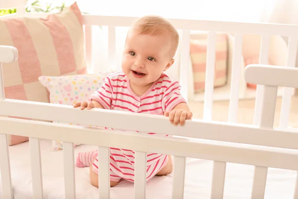 Porträt des süßen kleinen Babys im heimischen Kinderbett — Stockfoto