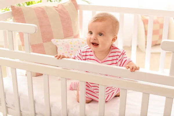 Porträt des süßen kleinen Babys im heimischen Kinderbett — Stockfoto
