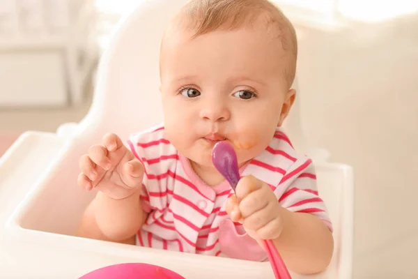 台所でおいしい料理を食べるかわいい赤ちゃんの肖像画 — ストック写真