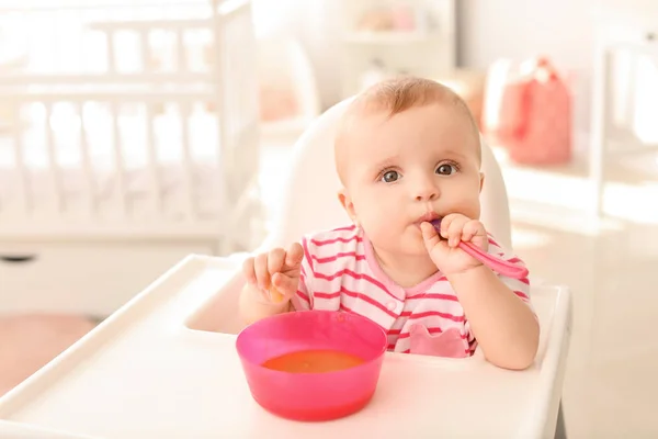 Портрет милої маленької дитини, що їсть смачну їжу на кухні — стокове фото