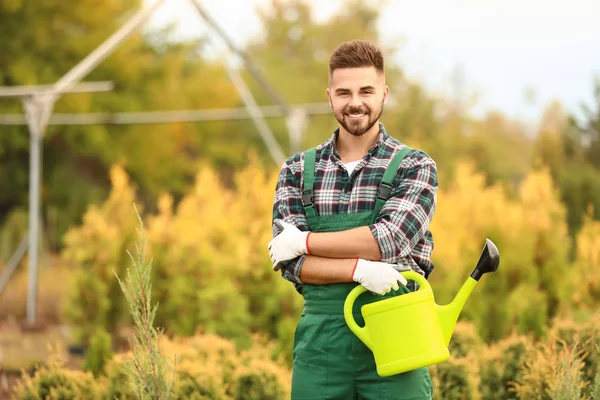 Retrato de un hermoso jardinero al aire libre — Foto de Stock