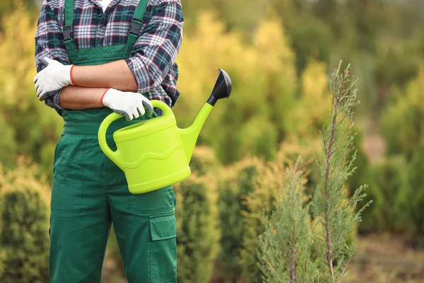 Male gardener with watering can outdoors — Stock Photo, Image