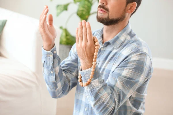 Hombre musulmán rezando en casa — Foto de Stock