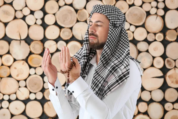 Hombre musulmán rezando sobre fondo de madera — Foto de Stock