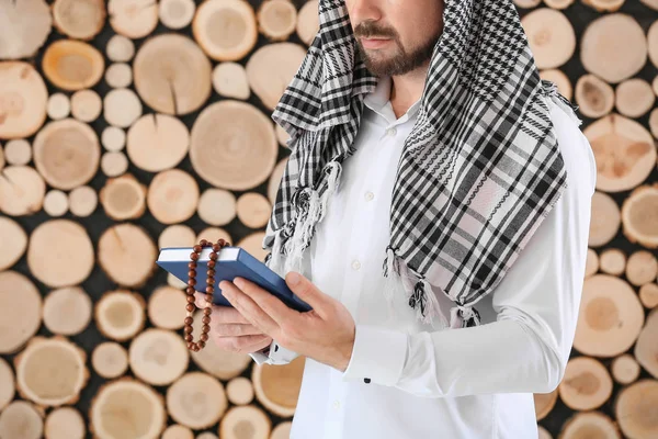 Hombre musulmán rezando sobre fondo de madera — Foto de Stock