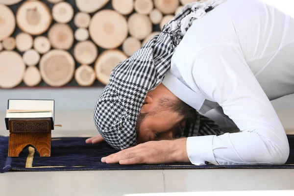 Homem muçulmano orando no quarto — Fotografia de Stock