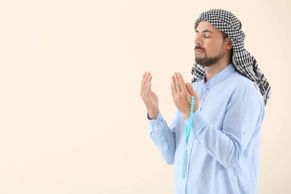 Uomo musulmano che prega sullo sfondo della luce — Foto Stock