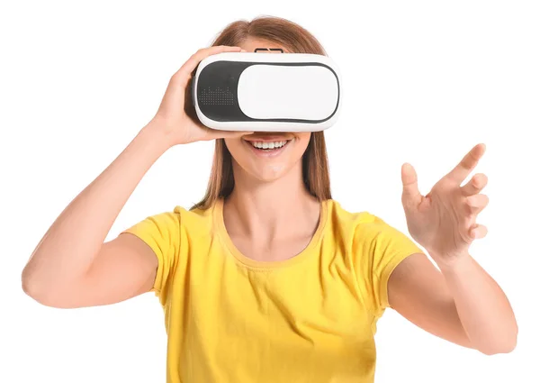 Mujer joven con gafas de realidad virtual sobre fondo blanco —  Fotos de Stock