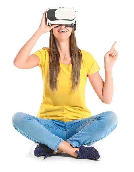 Mujer joven con gafas de realidad virtual sobre fondo blanco — Foto de Stock