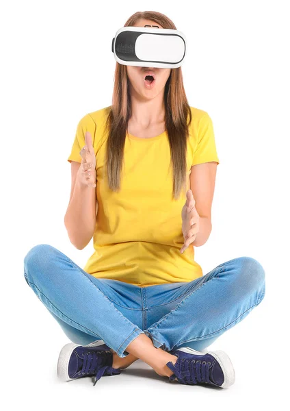 Mujer joven con gafas de realidad virtual sobre fondo blanco —  Fotos de Stock