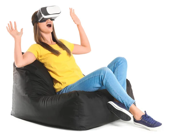 Mujer joven con gafas de realidad virtual sobre fondo blanco — Foto de Stock