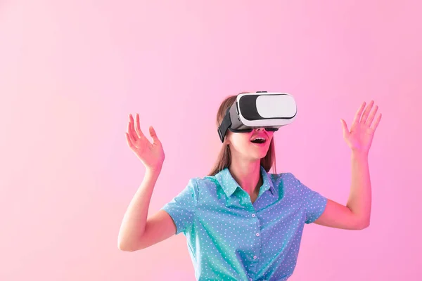 Mujer joven con gafas de realidad virtual sobre fondo de color — Foto de Stock