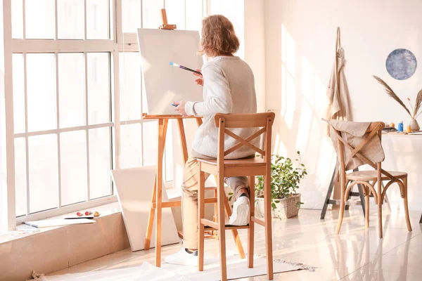 Joven artista masculino pintando en estudio —  Fotos de Stock