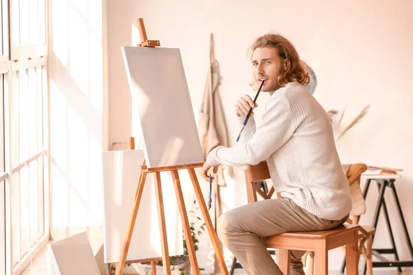 Jeune artiste masculin peignant en atelier — Photo