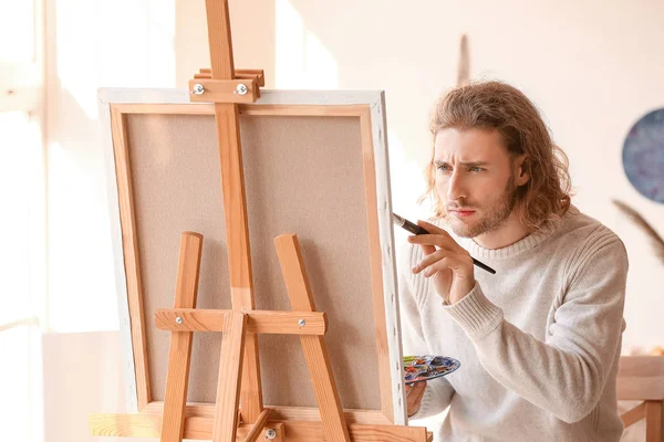 Joven artista masculino pintando en estudio —  Fotos de Stock