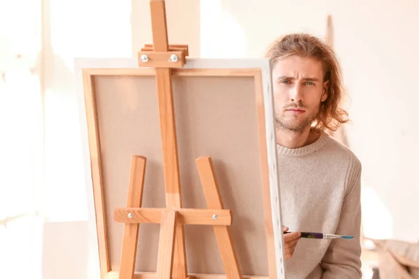 Joven artista masculino pintando en estudio —  Fotos de Stock