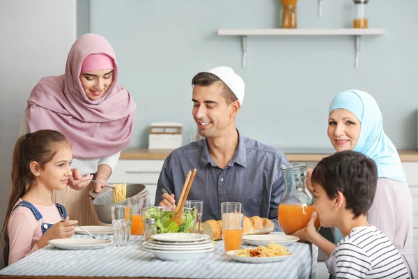 Muslimská rodina večeří doma — Stock fotografie