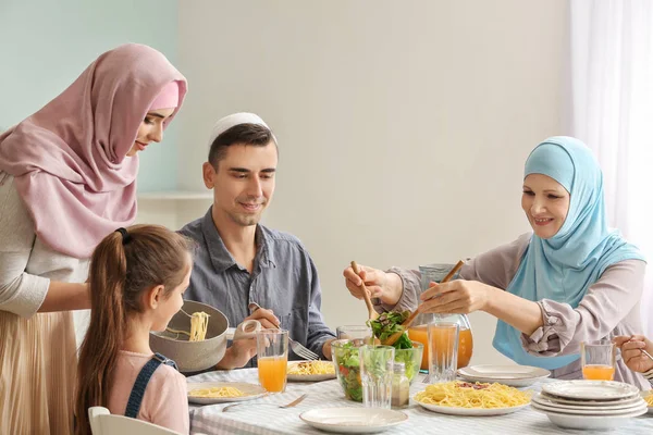 Muslimische Familie isst zu Hause zu Abend — Stockfoto