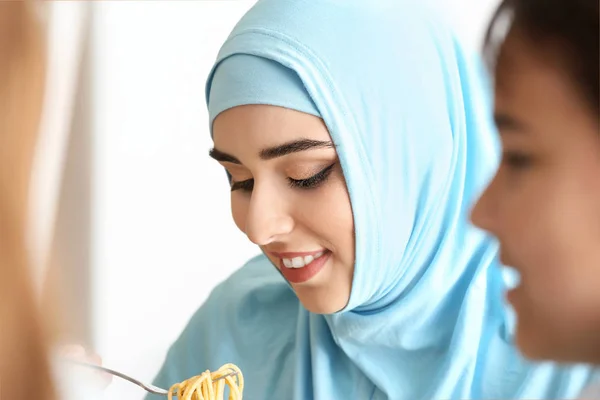 Muslimische Frau isst zu Hause zu Abend — Stockfoto