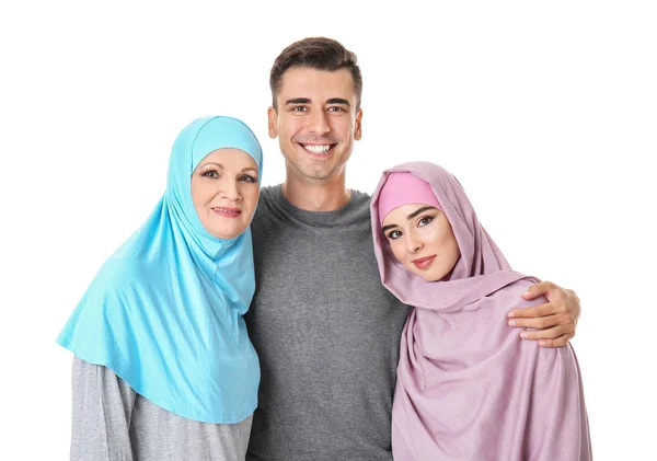 Porträt einer muslimischen Familie auf weißem Hintergrund — Stockfoto