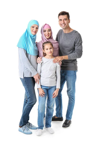 Porträt einer muslimischen Familie auf weißem Hintergrund — Stockfoto