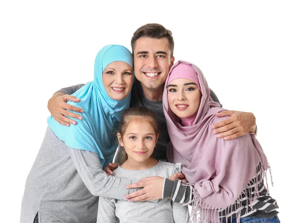 Portret muzułmańskiej rodziny na białym tle — Zdjęcie stockowe