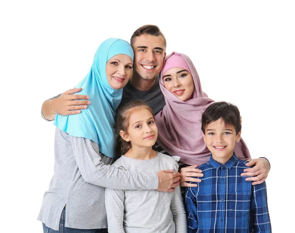 Porträt einer muslimischen Familie auf weißem Hintergrund — Stockfoto