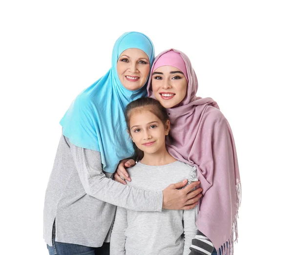 Porträt einer muslimischen Familie auf weißem Hintergrund — Stockfoto