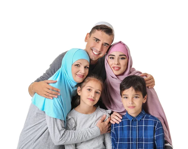 Porträt einer muslimischen Familie auf weißem Hintergrund — Stockfoto