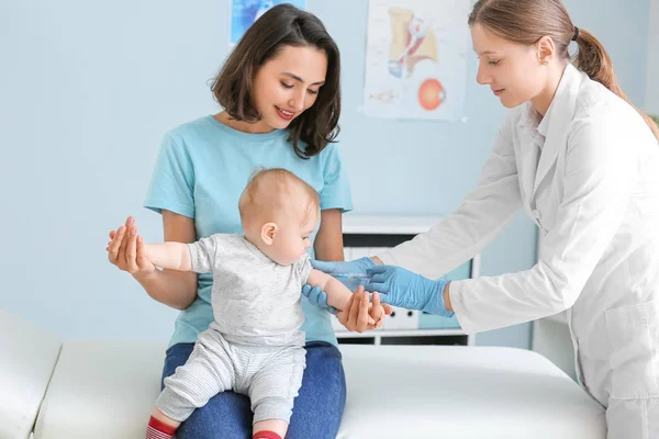 Gyermekgyógyász himlőoltás kisbaba a klinikán — Stock Fotó