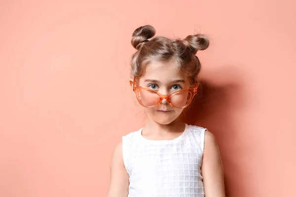 Menina elegante bonito no fundo de cor — Fotografia de Stock