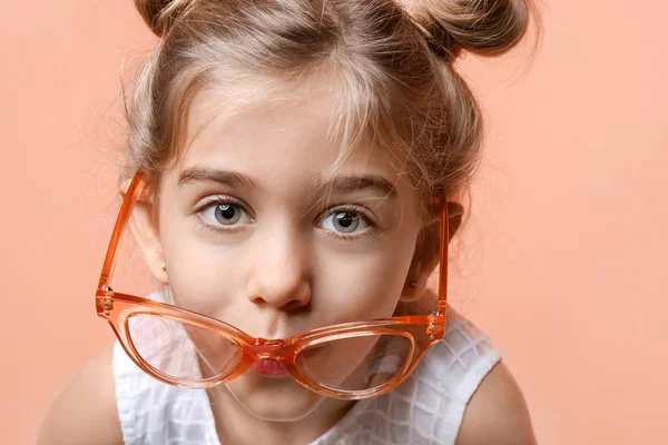 Carino ragazza alla moda con occhiali da sole su sfondo di colore — Foto Stock