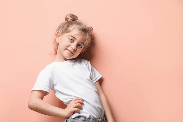 Söt fashionabla flicka på färg bakgrund — Stockfoto