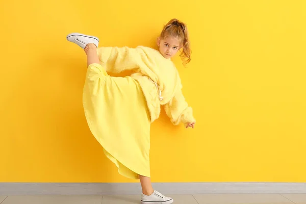 Roztomilé módní dívka na blížící se barevné zdi — Stock fotografie