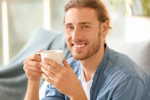 잘생긴 남자 집에서 커피를 마시는 — 스톡 사진