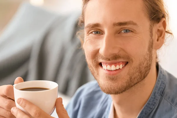 Hombre guapo bebiendo café en casa —  Fotos de Stock