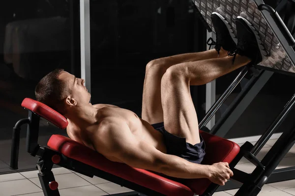 Deportivo musculoso hombre de entrenamiento en gimnasio — Foto de Stock