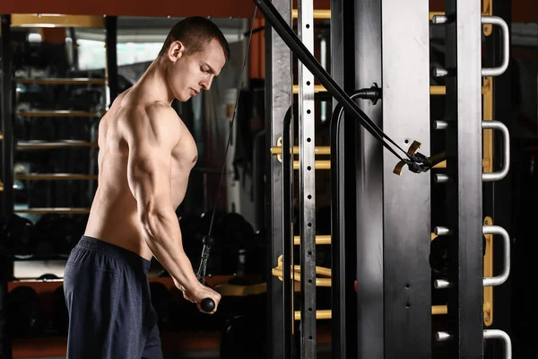 Sporty muscular man training in gym — Stock Photo, Image