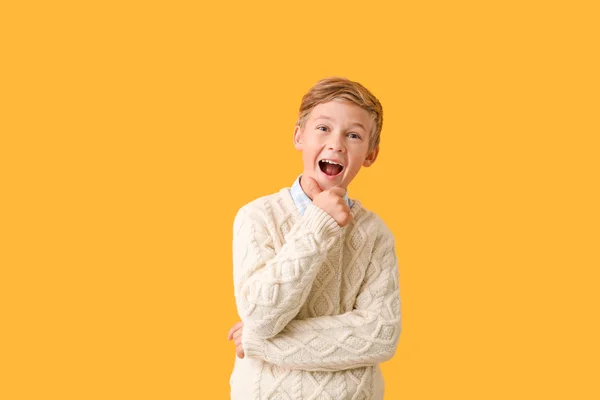 Симпатичный маленький мальчик в осенней одежде на цветном фоне — стоковое фото