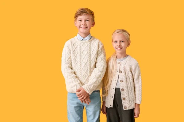 Crianças pequenas bonitos em roupas de outono no fundo de cor — Fotografia de Stock
